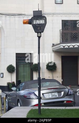 Taxi Zeichen und Mercedes Car mit arabischen Kennzeichen außerhalb der Dorchester Hotel London Stockfoto