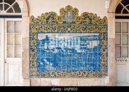 Blau lackiert Keramik Glasscheiben an den Wänden der alten Obidos Bahnhof, Portugal Stockfoto