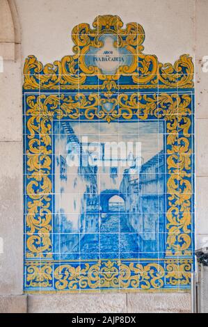 Blau lackiert Keramik Glasscheiben an den Wänden der alten Obidos Bahnhof, Portugal Stockfoto