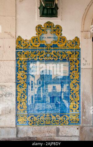 Blau lackiert Keramik Glasscheiben an den Wänden der alten Obidos Bahnhof, Portugal Stockfoto