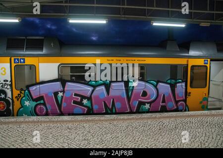 Graffiti gemalt auf einen Zug. In Sintra Bahnhof fotografiert, Portugal Stockfoto