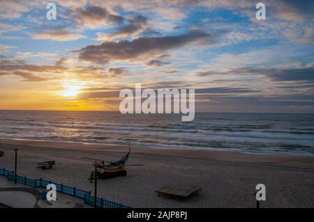 Atlantischen Ozean Sonnenuntergang. Bei Vieira de Leiria. Ein portugiesisches Dorf und auch eine Pfarrei, in der Gemeinde von Marinha Grande, Portugal Stockfoto