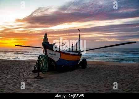 Traditionelle bunte Portugiesische Fischerboot am Strand von Vieira de Leiria. Ein portugiesisches Dorf und auch eine Gemeinde im Kreis Marinha G Stockfoto