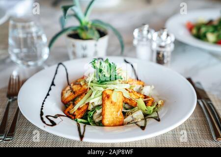 Eine köstliche hellumi Käse Salat ist in einem eleganten Restaurant oder Hotel serviert. Stockfoto