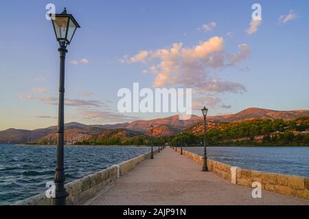 De Bosset Brücke (ehemals Drapano Brücke) ist eine Brücke aus Stein im Jahre 1813 über die Bucht von Argostoli erbaut in Kefalonia. Bei 689.9 Meter, es ist der längste Stockfoto