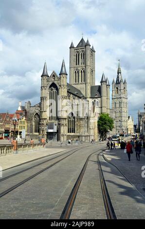 Gent, Belgien - 31. Mai 2011: Unbekannter Menschen auf der Straße und die St.-Nikolaus-Kirche und Belfried Stockfoto