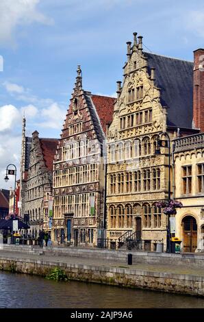 Gent, Belgien - 31. Mai 2011: Nicht identifizierte Personen, Restaurants und mittelalterlichen Gebäuden im historischen Viertel Graslei am Fluß Leie Stockfoto