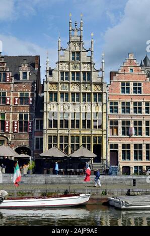 Gent, Belgien - 31. Mai 2011: Nicht identifizierte Personen, Restaurants und mittelalterlichen Gebäuden im historischen Viertel Graslei am Fluß Leie Stockfoto