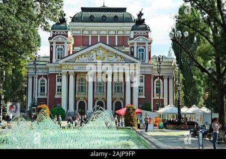 Sofia, Bulgarien - 25. September 2016: Nicht identifizierte Personen im City Park namens Gradska Gradina mit Springbrunnen und Nationaltheater Ivan Vazov Stockfoto