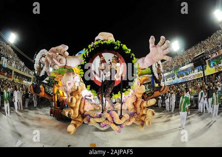 Rio de Janeiro, Brasilien, 16. Februar 2012. Parade der Sambaschulen in Rio de Janeiro Karneval, am Sambadrome, in der Stadt von Rio de Janeir Stockfoto