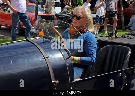 Eine Frau, die einen alten Bugatti-Wagen am Prescott Hill Climb, Gloucestershire, fährt Stockfoto