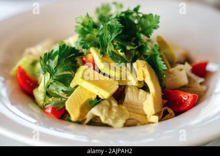 Eine köstliche avocado Salat ist in einem eleganten Restaurant oder Hotel serviert. Stockfoto