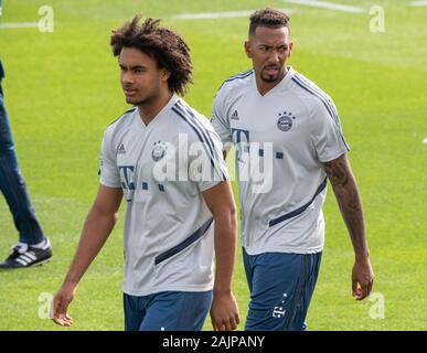 Doha, Katar. 05 Jan, 2020. Fußball: Bundesliga, Trainingslager des FC Bayern München. Joshua Zirkzee (l) und Jerome Boateng, Spieler des FC Bayern München, zu Fuß über die Tonhöhe während einer Übung am Morgen. FC Bayern werden in der Wüste Stadt, die für ihre Trainingslager bis 10.01.2020. Credit: Peter Kneffel/dpa/Alamy leben Nachrichten Stockfoto