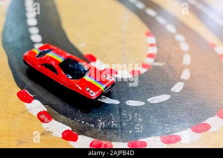 Miniatur Spielzeug Autos auf einer Straße unterwegs, Kinder spielen. Stockfoto