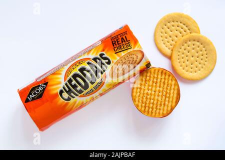 Paket von Jakob, Cheddars, gebackene Cheddars Käse Kekse, eröffnet Inhalt auf weißem Hintergrund zu zeigen Stockfoto