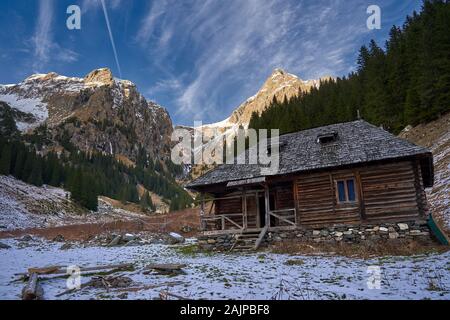 Blockhaus in den Bergen im Winter Stockfoto