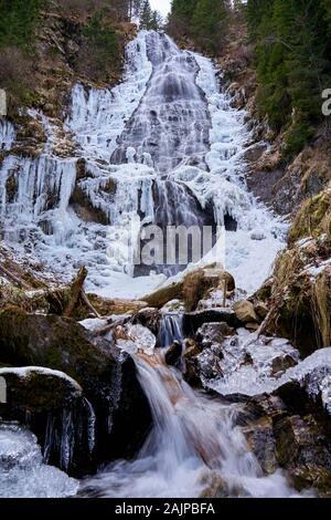 Die winterliche Landschaft mit Wasserfall auf den Kanten eingefroren Stockfoto