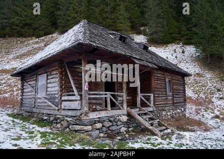 Blockhaus in den Bergen im Winter Stockfoto