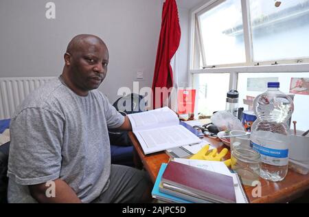 Lesley Mkoko, 51, flüchtete Swasiland vor drei Jahren in seinem direkten Bereitstellung Zimmer teilt er mit zwei anderen Männern bei Viking Haus in Waterford. Stockfoto