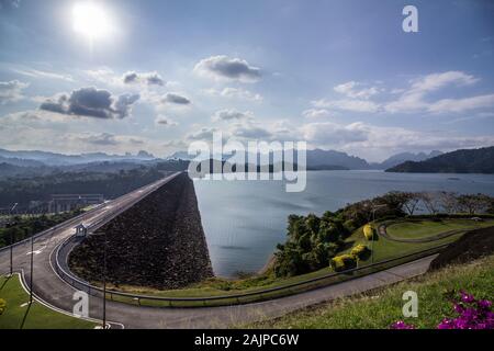 Panoramabild des Ratchaprapha Staudamm des Khao Sok Nationalpark in Thailand Stockfoto