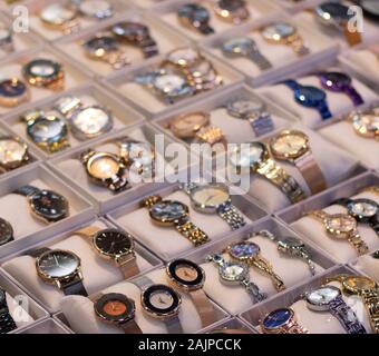 Sammlung von modernen Uhren im Schaufenster. Stockfoto