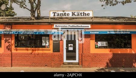 Tante Käthe, betreutes fussballschauen, überwachte Fußball schauen, Sportsbar Stockfoto