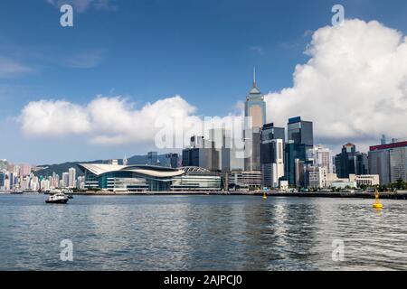 Ein Blick auf die Hong Kong Convention und Exhibition Centre und Wan Chai vom Victoria Harbour Stockfoto