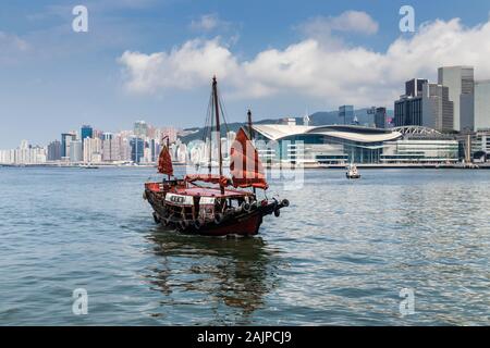 Im traditionellen chinesischen Stil Kreuzfahrt Schiff Victoria Harbour und Hong Kong Stockfoto