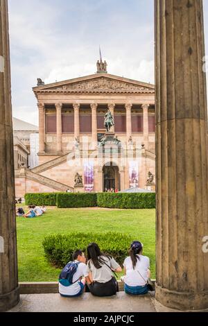 Asiatische Touristen eine Pause in den Gärten der Alte Nationalgalerie Alte Nationalgalerie Stockfoto