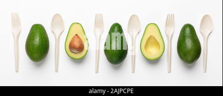 Avocado Samen Biologisch abbaubare Single-Use Besteck. Collage aus Avocado und Einweggeschirr auf weißem Hintergrund, Panorama Stockfoto