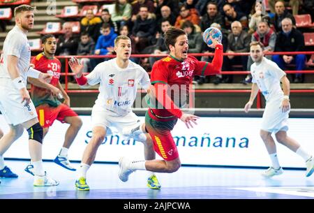 Torrelavega, Spanien. 5. Januar, 2020. Antonio Areia (Portugal) Schüsse der Kugel während Handball Match der Internationalen Memory 'Domingo Barcenas" zwischen Portugal und Polen im Sportzentrum Vicente Trueba am 5. Januar in Torrelavega, Spanien 2020. © David Gato/Alamy leben Nachrichten Stockfoto