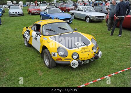 Ein 1971 Renault Alpine A110 in Gelb mit Prescott speed Hill Climb, Gloucestershire gesehen. Stockfoto