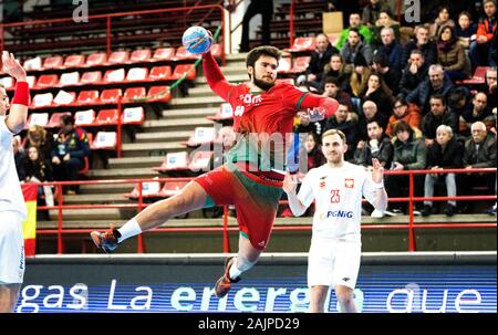 Torrelavega, Spanien. 5. Januar, 2020. Luis Frade (Portugal) Schüsse der Kugel während Handball Match der Internationalen Memory 'Domingo Barcenas" zwischen Portugal und Polen im Sportzentrum Vicente Trueba am 5. Januar in Torrelavega, Spanien 2020. © David Gato/Alamy leben Nachrichten Stockfoto