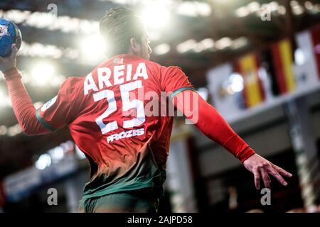 Torrelavega, Spanien. 5. Januar, 2020. Antonio Areia (Portugal) Schüsse der Kugel während Handball Match der Internationalen Memory 'Domingo Barcenas" zwischen Portugal und Polen im Sportzentrum Vicente Trueba am 5. Januar in Torrelavega, Spanien 2020. © David Gato/Alamy leben Nachrichten Stockfoto