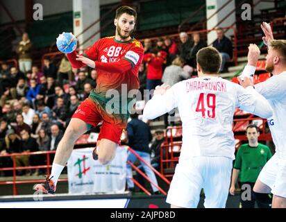 Torrelavega, Spanien. 5. Januar, 2020. Fábio Magalhães (Portugal) springt die Kugel während der Handball Spiel der Internationalen Memory 'Domingo Barcenas" zwischen Portugal und Polen im Sportzentrum Vicente Trueba auf Januar 5, 2020 in Torrelavega, Spanien. © David Gato/Alamy leben Nachrichten Stockfoto