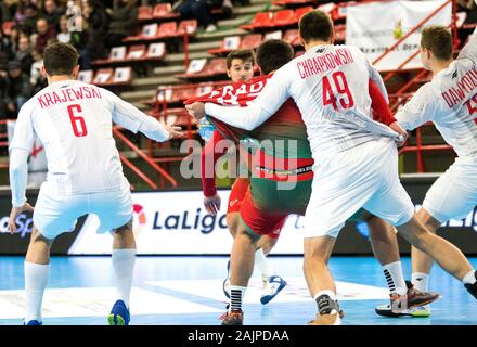 Torrelavega, Spanien. 5. Januar, 2020. Piotr Chrapkowski (Polen) packt Luis Frade (Portugal) während der Handball Spiel der Internationalen Memory 'Domingo Barcenas" zwischen Portugal und Polen im Sportzentrum Vicente Trueba am 5. Januar 2020 in Torrelavega, Spanien. © David Gato/Alamy leben Nachrichten Stockfoto