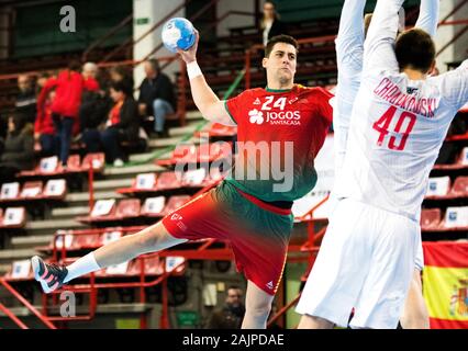 Torrelavega, Spanien. 5. Januar, 2020. Alexandre Cavalcanti (Portugal) bereitet schoss den Ball während Handball Match der Internationalen Memory 'Domingo Barcenas" zwischen Portugal und Polen im Sportzentrum Vicente Trueba am 5. Januar, in Torrelavega, Spanien 2020. © David Gato/Alamy leben Nachrichten Stockfoto