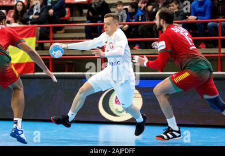 Torrelavega, Spanien. 5. Januar, 2020. Adrian Kondratiuk (Polen) steuert die Kugel während der Handball Spiel der Internationalen Memory 'Domingo Barcenas" zwischen Portugal und Polen im Sportzentrum Vicente Trueba am 5. Januar 2020 in Torrelavega, Spanien. © David Gato/Alamy leben Nachrichten Stockfoto