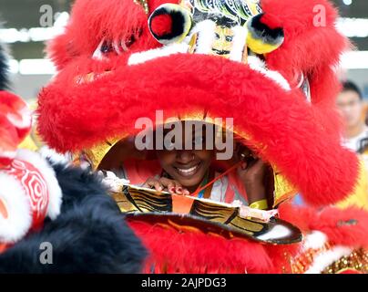 (200105) - Peking, Januar 5, 2020 (Xinhua) - Raissa, ein Mädchen aus den Komoren, Erfahrungen Lion Dance bei Sias Universität in Zhengzhou, der Central China Provinz Henan, Okt. 28, 2019. (Xinhua/Li Jianan) Stockfoto