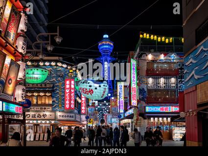 OSAKA, Japan - NOVEMBER 4, 2019: Streetview von Tsutenkaku Tower bei Nacht in Osaka, Japan Stockfoto