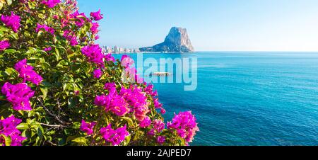 Blick auf Mittelmeer, berühmten Felsen Penon de Ifach in Calpe, Valencia, Costa Blanca, Spanien Stockfoto