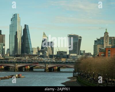 Blackfriars Brücke über die Themse und Wolkenkratzer im Hintergrund, einschließlich Walkie Talkie & Oxo Tower (rechts) Stockfoto