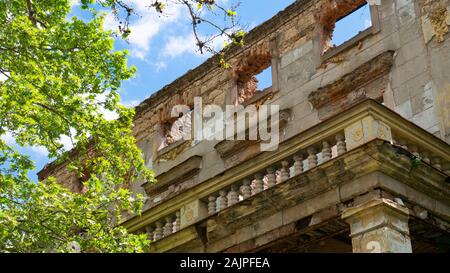 Mostar, Bosnien und Herzegowina - April 2019: Palast während der 1992-1995 Bosnischen Krieg bombardiert mit Blick auf den Stadtpark Zrinjski Stockfoto