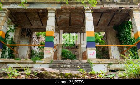 Mostar, Bosnien und Herzegowina - April 2019: Palast während der 1992-1995 Bosnischen Krieg bombardiert mit Blick auf den Stadtpark Zrinjski Stockfoto