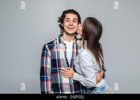 Close up Portrait von lächelnden jungen Paar küssen isoliert auf grauem Hintergrund Stockfoto