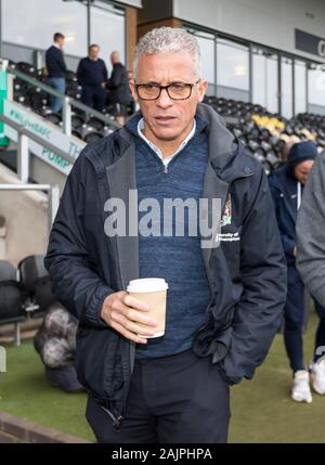 Burton Upon Trent, Großbritannien. 05 Jan, 2020. Burton Albion gegen Northampton Town; Manager von Northampton Town Keith Curle zu Fuß auf, um die Tonhöhe vor dem Spiel - Streng redaktionelle Verwendung. Keine Verwendung mit nicht autorisierten Audio-, Video-, Daten-, Spielpläne, Verein/liga Logos oder "live" Dienstleistungen. On-line-in-Match mit 120 Bildern beschränkt, kein Video-Emulation. Keine Verwendung in Wetten, Spiele oder einzelne Verein/Liga/player Publikationen Quelle: Aktion Plus Sport Bilder/Alamy leben Nachrichten Stockfoto