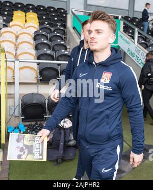 Burton Upon Trent, Großbritannien. 05 Jan, 2020. Burton Albion gegen Northampton Town; Sam Hoskins von Northampton Town zu Fuß auf, um die Tonhöhe vor dem Spiel mit einem Match Day Programm - Streng redaktionelle Verwendung. Keine Verwendung mit nicht autorisierten Audio-, Video-, Daten-, Spielpläne, Verein/liga Logos oder "live" Dienstleistungen. On-line-in-Match mit 120 Bildern beschränkt, kein Video-Emulation. Keine Verwendung in Wetten, Spiele oder einzelne Verein/Liga/player Publikationen Quelle: Aktion Plus Sport Bilder/Alamy leben Nachrichten Stockfoto