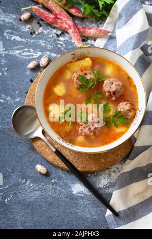 Das Konzept der gesunden Ernährung Lebensmittel. Gemüse Herbst Suppe mit bean Kugeln auf einem Stein oder Schiefer Tisch. Freier Platz für Ihren Text. Stockfoto