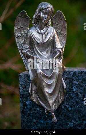 Friedhof Tegel, Berlin, Deutschland - 29 November 2018: die Statue von ein Engel auf einem deutschen Friedhof an einem klaren Wintertag Stockfoto