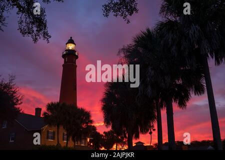 Die Ponce de Leon Inlet Licht, ein Leuchtturm und Museum in der Nähe von Daytona Beach in Florida befindet, leuchtet bei einem Sonnenaufgang. Bei 175 Metern Stockfoto